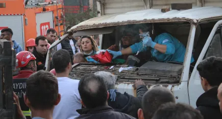 Aydın'da kaza: Kamyonetler çarpıştı, 1’i çocuk 4 kişi yaralandı