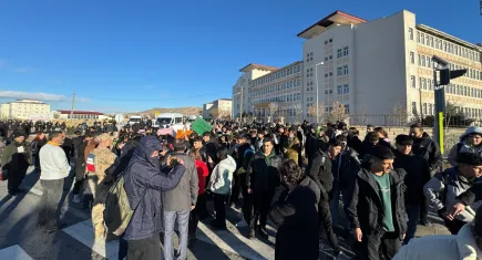 Öğrencilerden “üst geçit” protestosu