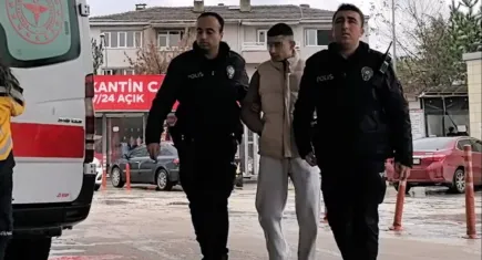 Önce babasını 6 yerinden bıçakladı ardından ambulansı arayarak yardım istedi