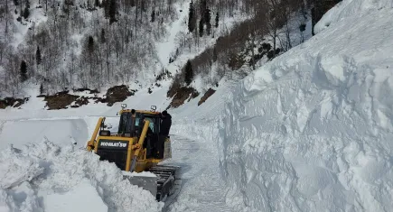 6 köy yolunun ulaşımını sağlıyor: Macahel Geçidi’nde 10 gündür yol açma çalışmaları yapılıyor