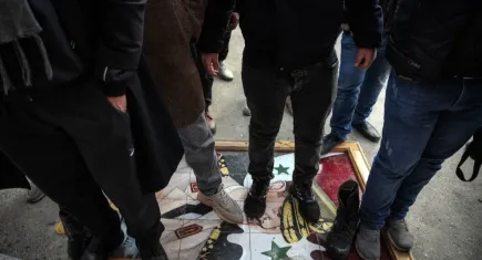 Suriye'de rejim askerleri Esad’ın fotoğrafına basarak teslim oluyor