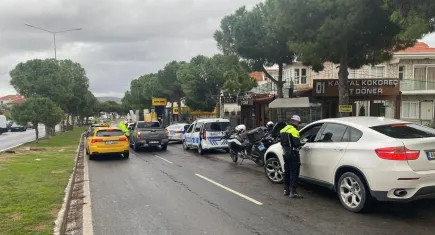 Çeşme'de yaya geçidi ihlali yapan kişilere işlem yapıldı