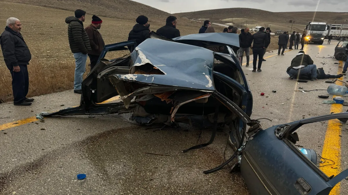 Servis aracı ile otomobil çarpıştı: Ölü ve çok sayıda yaralı var