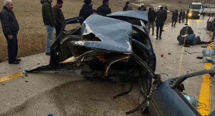 Servis aracı ile otomobil çarpıştı: Ölü ve çok sayıda yaralı  var
