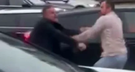 Trafikte yol verme kavgası: Boksörler birbirine vurmaya çalıştı