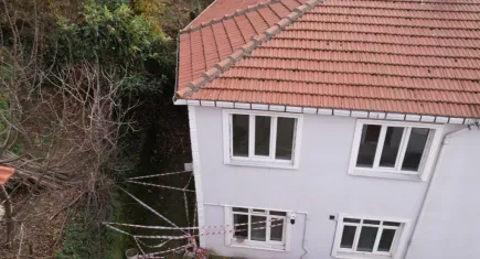 Yaşlı çift heyelan mağduru oldu: Evlerinin girişi kapandı 