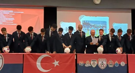 Altınordulu genç futbolcular profesyonel oldu