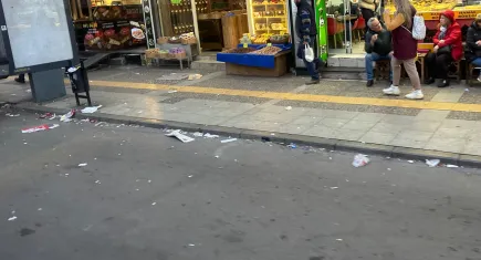 Bir yanda trafik diğer yanda çöp… Umurların da mı İzmir?