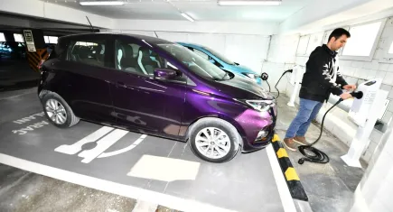 Elektrikli araçlar daha ucuza park ediyor