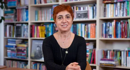 Yaşamdan ilmek ilmek dokunmuş öyküler…