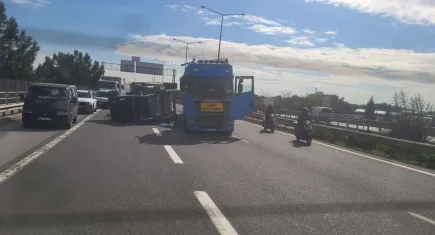 İzmir'de tırın yükü devrildi: Ulaşım tek şeride indi