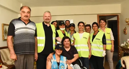 Menemen’de ihtiyaç sahiplerine yönelik evde temizlik hizmeti devam ediyor