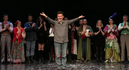 Sivri dilin ve geleneksel tiyatronun kesiştiği Demokrasi Gemisi İzmir’de demirliyor