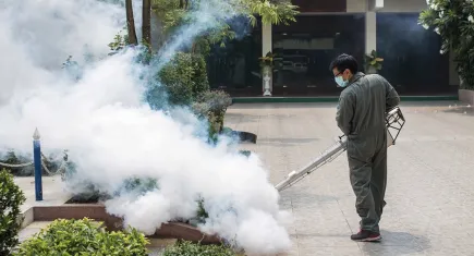 Torbalı’da yaza hazırlık için larva ilaçlama çalışmaları başladı