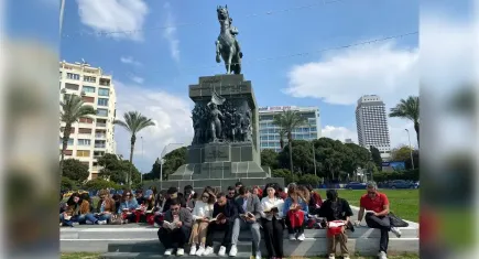 İzmir’de gençler Cumhuriyet Meydanı’nda kitaplarla buluştu