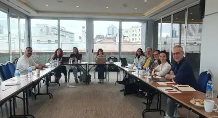 İzmir’de kadın gazeteciler yuvarlak masa etrafında toplandı