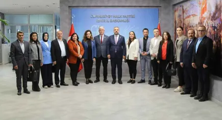 CHP İzmir İl Başkanı Şenol Aslanoğlu muhtarla bir araya geldi