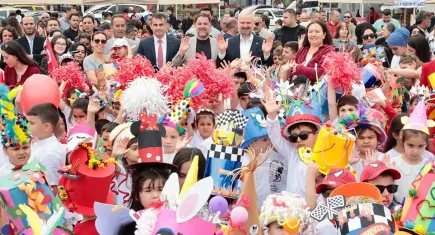 Menemen’de çocukların neşesi Cumhuriyet Meydanı’na yansıdı