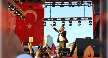 CHP Lideri Özel İzmir’de Cumhurbaşkanı’na seslendi: Rakibiyle baş edemeyince onu hapse attı!