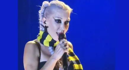 Dillere pelesenk olan şarkılarıyla Hande Yener Alaçatı’da 
