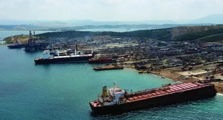 Asbestli gemi İzmir’de: Çevre aktivistleri imza kampanyası başlattı