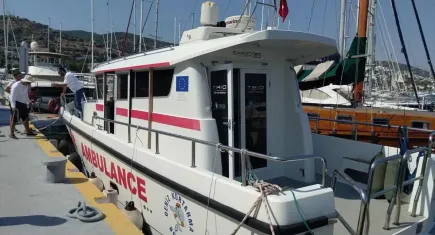 Gezi teknesinde korku dolu anlar: Pasarella kırıldı, personel düştü