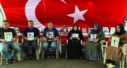 Diyarbakır annelerinin evlat nöbeti HDP İl binası önünde devam ediyor