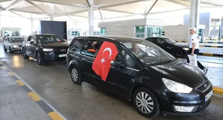 Gurbetçiler sınır kapılarındaki hızlı ve sıcak karşılamadan memnun