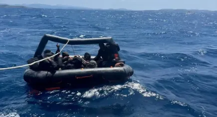 İzmir'de lastik botto 65 düzensiz göçmen yakalandı