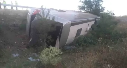 İzmir’den yola çıkan otobüs Balıkesir'de şarampole devrildi