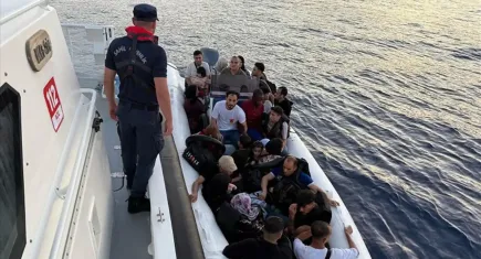 İzmir açıklarında 64 düzensiz göçmen kurtarıldı: 1 göçmen kaçakçısı gözaltında