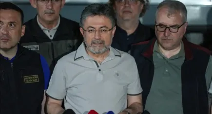 Bakanı Yumaklı, Urla’daki yangınla ilgili son durumu açıkladı: Enerji düşürüldü, mücadele devam ediyor