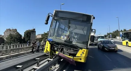 Topkapı’da faciadan dönüldü: Kontrolden çıkan İETT otobüsü bariyerlerde asılı kaldı
