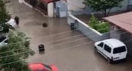 Denizli’de sağanak hayatı felç etti: Rögar taştı, ev ve iş yerlerini su bastı