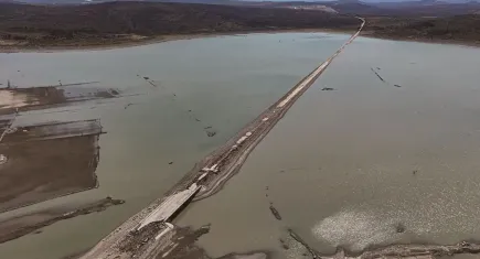 İzmir'de susuzluğun fotoğrafı çekildi: Eski İzmir-Çeşme kara yolu ortaya çıktı