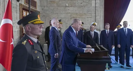 Cumhurbaşkanı Erdoğan Anıtkabir’de: Milletimizin istikbalini güvenceye alacak tarihi adımlar atıyoruz