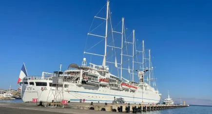 Dünyanın en büyük yelkenli yolcu gemisi "Club Med 2" Çeşme Limanı'na demirledi