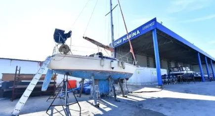 İzmir’de yelkenler rüzgar ile şişmeye devam ediyor
