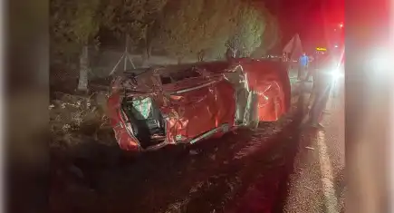 İzmir haber: Foça'da devrilen otomobildeki 4 kişi yaralandı