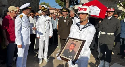 Foça’da son veda: Kardak krizi kahramanı Emekli Yarbay İz Metin toprağa verildi