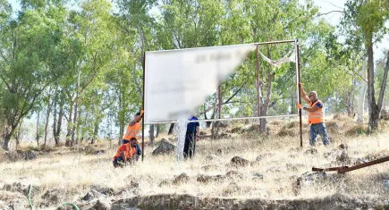 Çiğli’de çevre kirliliğine neden olan tabelalar söküldü
