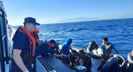 İzmir açıklarında dram: 137 düzensiz göçmen sahil güvenlik tarafından kurtarıldı