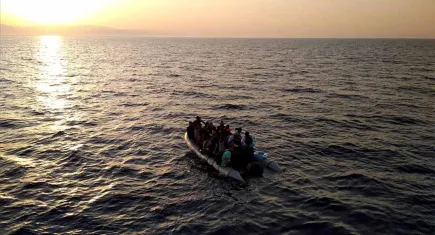 İzmir’de göçmen kaçakçılığı operasyonu: 81 göçmen kurtarıldı ve 2 kaçakçı yakalandı