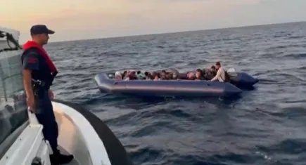 İzmir haber: 138 düzensiz göçmen kurtarıldı, 2 göçmen kaçakçısı yakalandı 