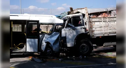 İzmir haber: Minibüs ile kamyon çarpıştı