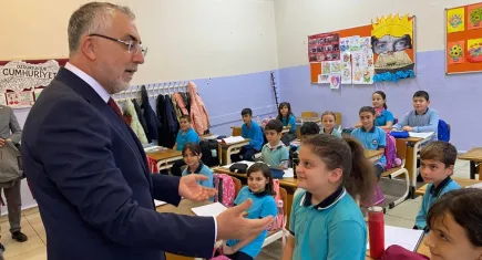Bakan Işıkhan, İzmir’de çocukluk yıllarının geçtiği okulda öğrencilerle buluştu