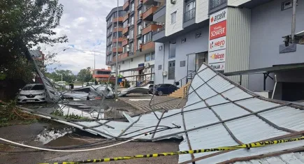 Hatay’da sağanak ve rüzgar hayatı felç etti: Çatılar uçtu, araçlar hasar gördü