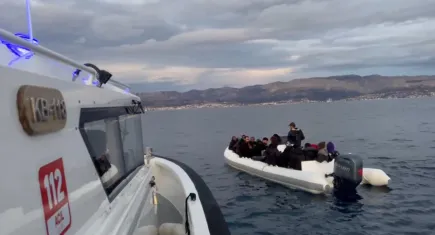 İzmir haber: Çeşme açıklarında sürüklenen bottaki 26 göçmen kurtarıldı
