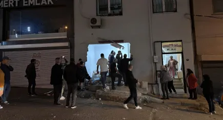 İzmir haber: Freni boşalan kamyon apartmana daldı