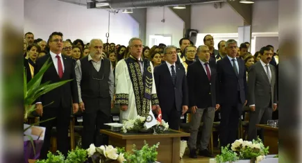 İzmir Demokrasi Üniversitesinde akademik yıl törenle açıldı